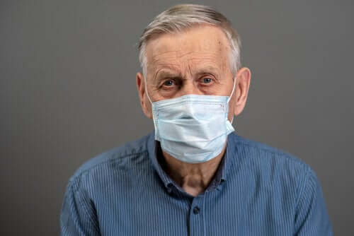 Uomo anziano con mascherina chirurgica