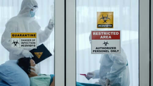 Donna in isolamento ospedaliero