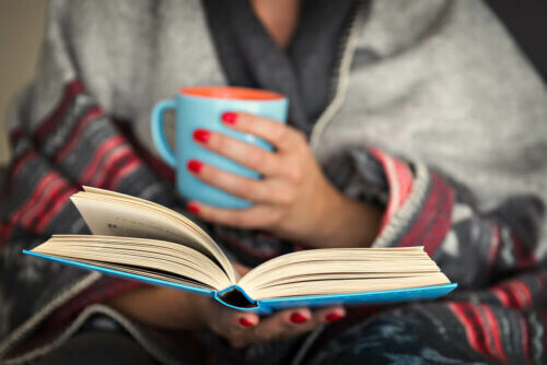 Leggere e bere una tazza di tè