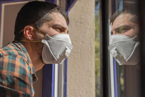 Uomo con la mascherina che ha paura del Coronavirus
