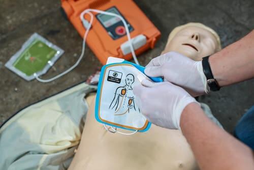 Defibrillatore, simulazione su manichino