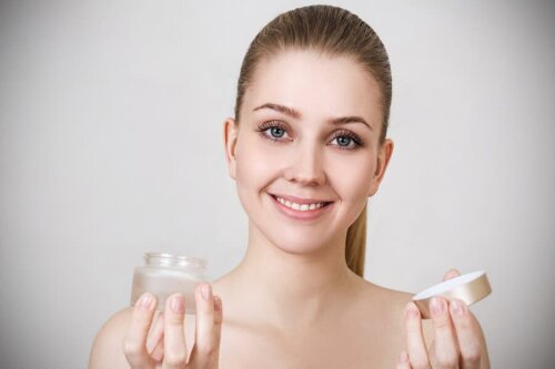 Donna con crema per il viso