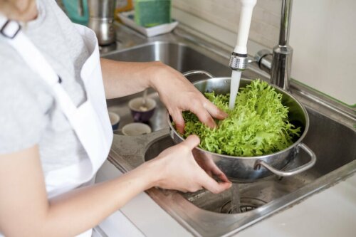 Donna lava l'insalata