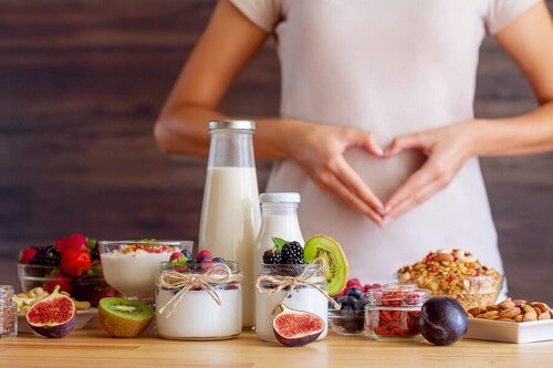 Donna con mani a forma di cuore sulla pancia per una colazione sana