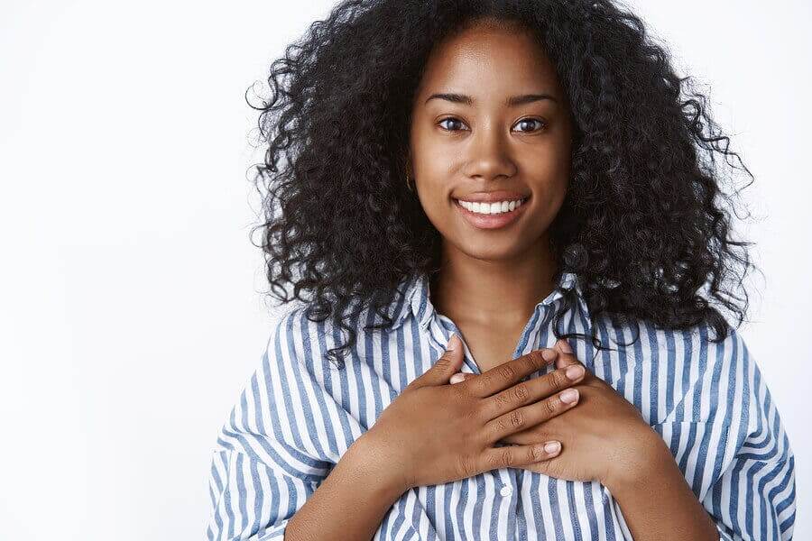 Donna con mano sul cuore