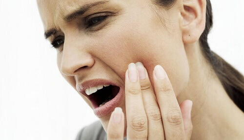 Donna con mal di denti