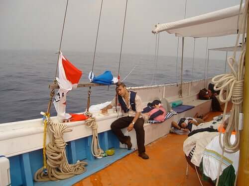 Uomo con mal di mare sulla barca