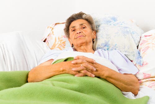 Donna con morbo Alzheimer e disturbi del ritmo circadiano