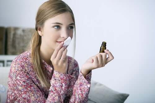 Ragazza annusa un profumo
