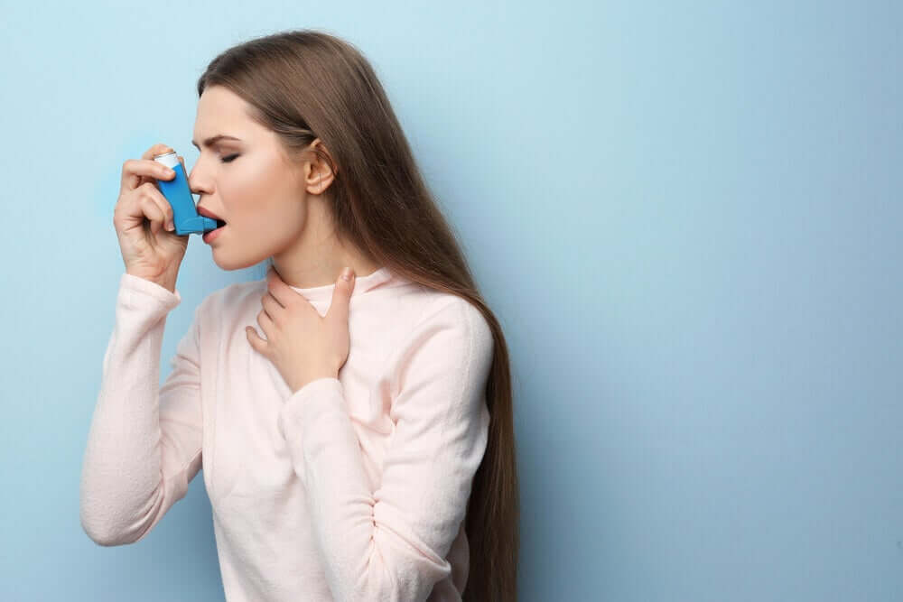 Ragazza con inalatore per l'asma