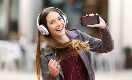 Ragazza che ascolta musica