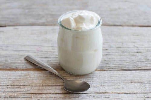 Yogurt bianco tra gli alimenti fermentati