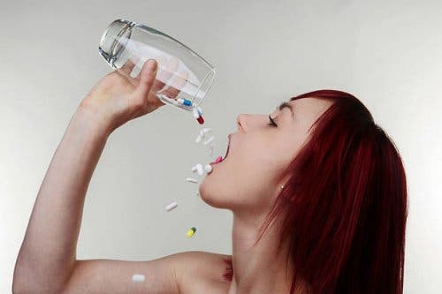 Ragazza che fa abuso di farmaci