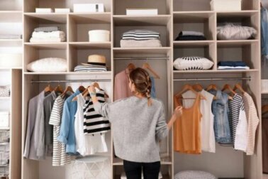 Evitare di accumulare vestiti nell'armadio
