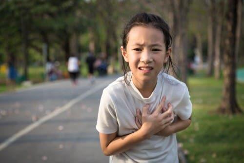 Bambina con fitte al petto