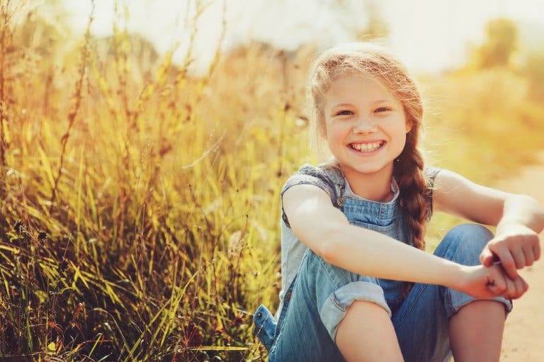 Bambina che sorride e cosa possiamo imparare dai bambini