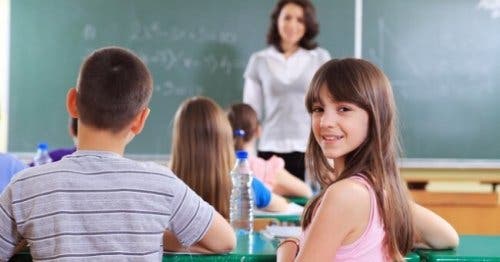 Bambini e insegnante in classe