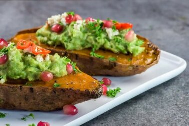 Batate ripiene di piselli e avocado: squisite e veloci!
