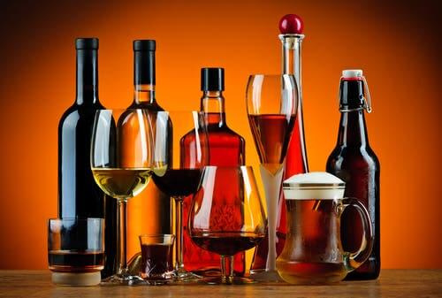 Bevande alcoliche: bottiglie e calici