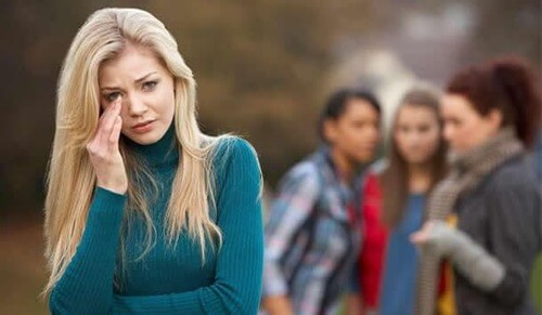 Ragazza triste che si allontana da un gruppo