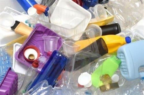Consumare meno plastica