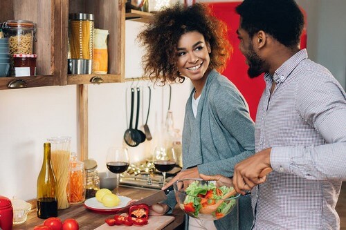 Cucinare in coppia: ma quanti benefici!