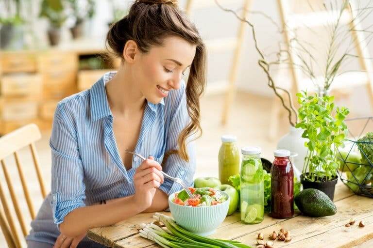 Donna che mangia una insalata