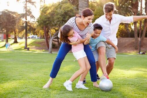 Famiglia che gioca a pallone