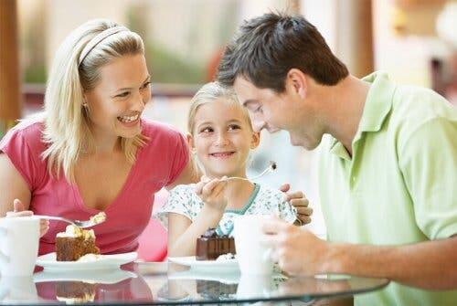 Famiglia che mangia un dessert