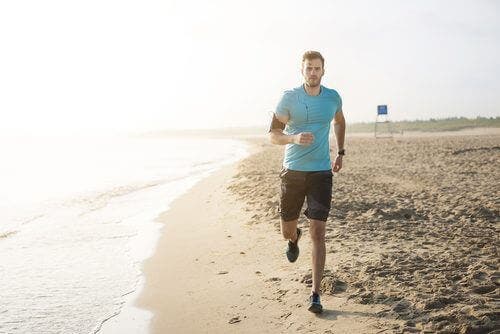 Uomo che corre sulla battigia