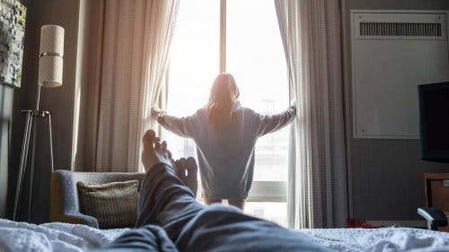 Donna fa entrare luce