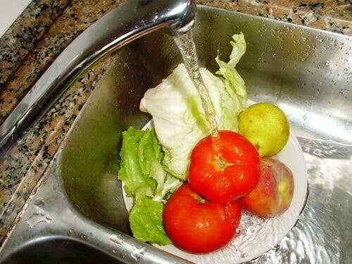 Lavare le verdure sotto il rubinetto: risparmiare acqua ed energia in cucina