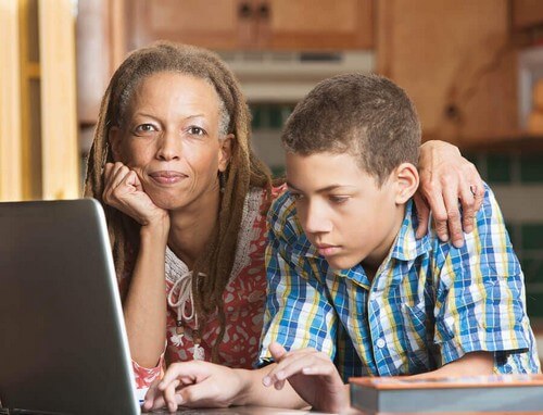 Educare in casa, madre e figlio al pc