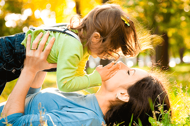Coccole tra mamma e figlia