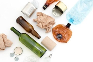 Materiali riutilizzabili che si accumulano in casa