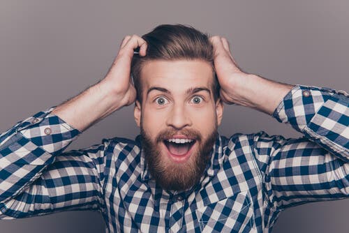 Uomo con barba e capelli