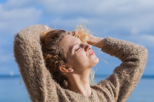 Proteggere i capelli dal sole con prodotti naturali