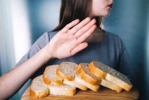 Ragazza allontana il pane con la mano