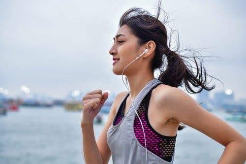 Ragazza che corre ascoltando la musica