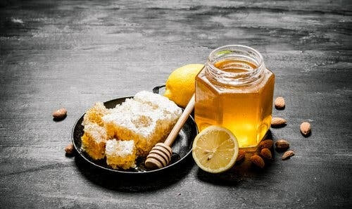 Come guarire dalla influenza con miele e limone.