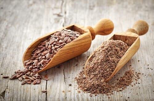 I semi di lino sono molto utili per regolare il colesterolo alto