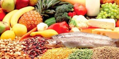 tavola con alimenti fonti dei 5 nutrienti essenziali