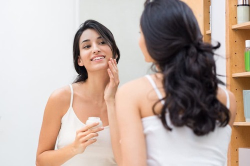 Ragazza che applica trucco naturale