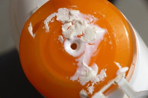 Tubetto con crema solare secca