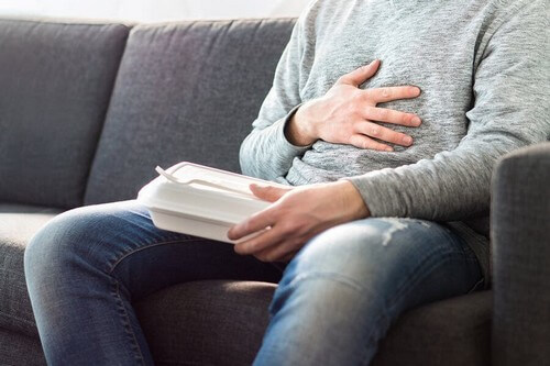 Uomo con sindrome del colon irritabile