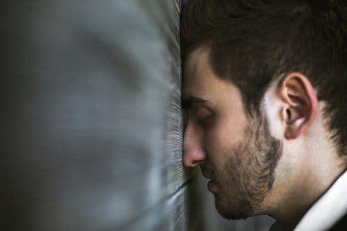 Uomo depresso con gli occhi chiusi