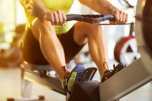 Uomo su attrezzo in palestra