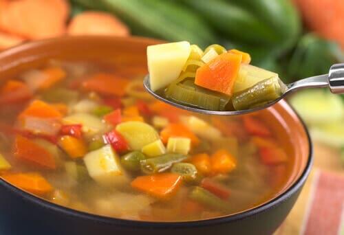 Zuppa di verdura per perdere peso in modo sano