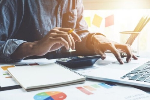 Uomo che fa la dichiarazione dei redditi.