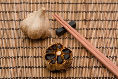 L'aglio nero è utile per abbassare il colesterolo